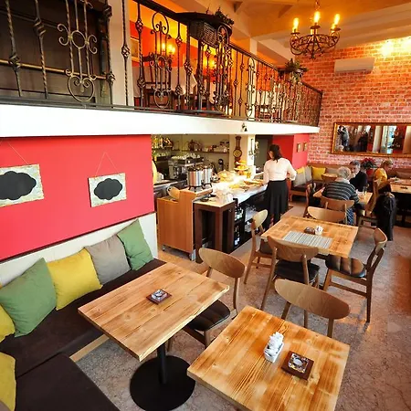 Dream فندق تيرانا